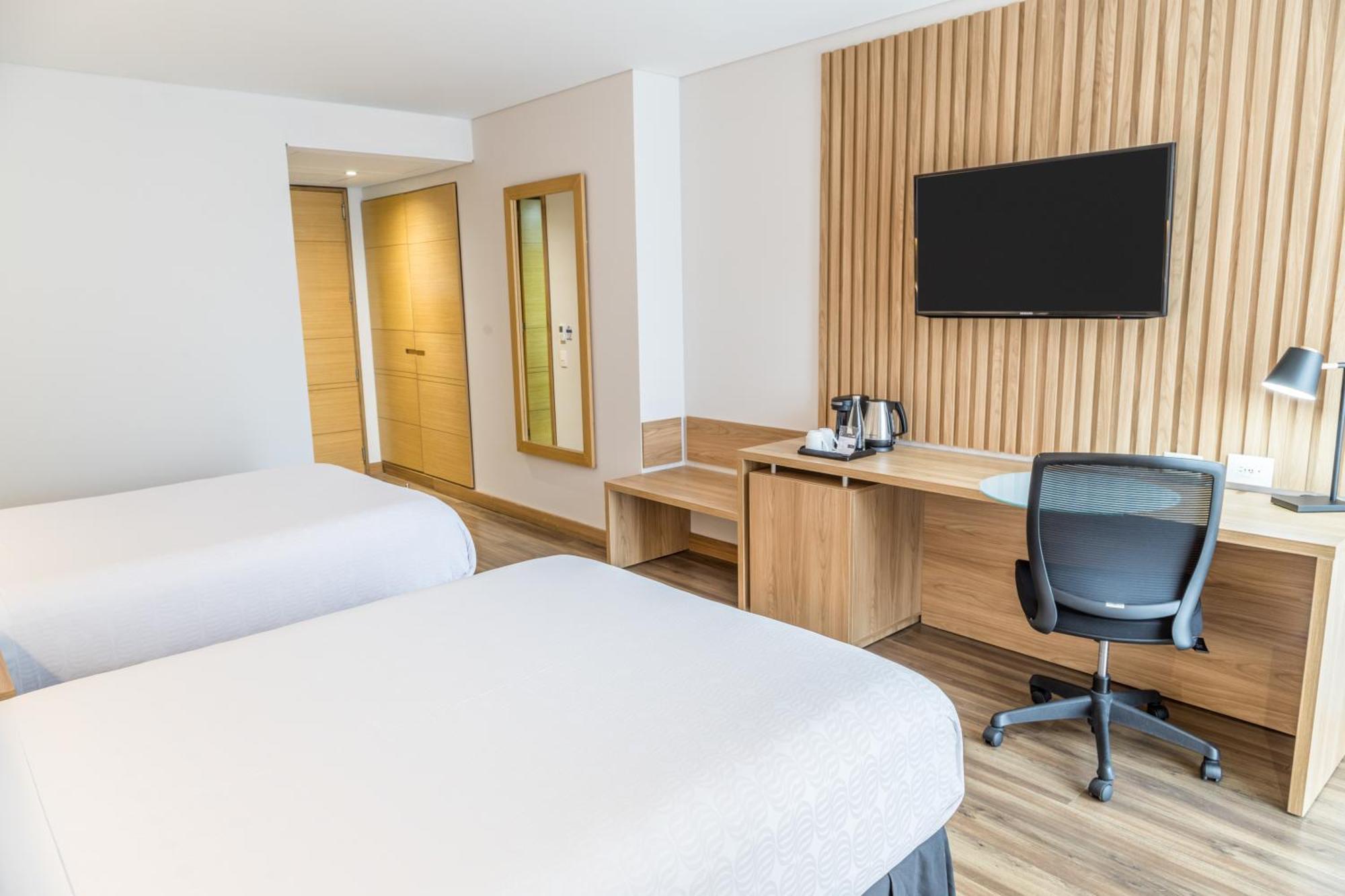 فندق سونستا هوتل بوجوتا بوغوتا المظهر الخارجي الصورة A typical room at the Holiday Inn Express