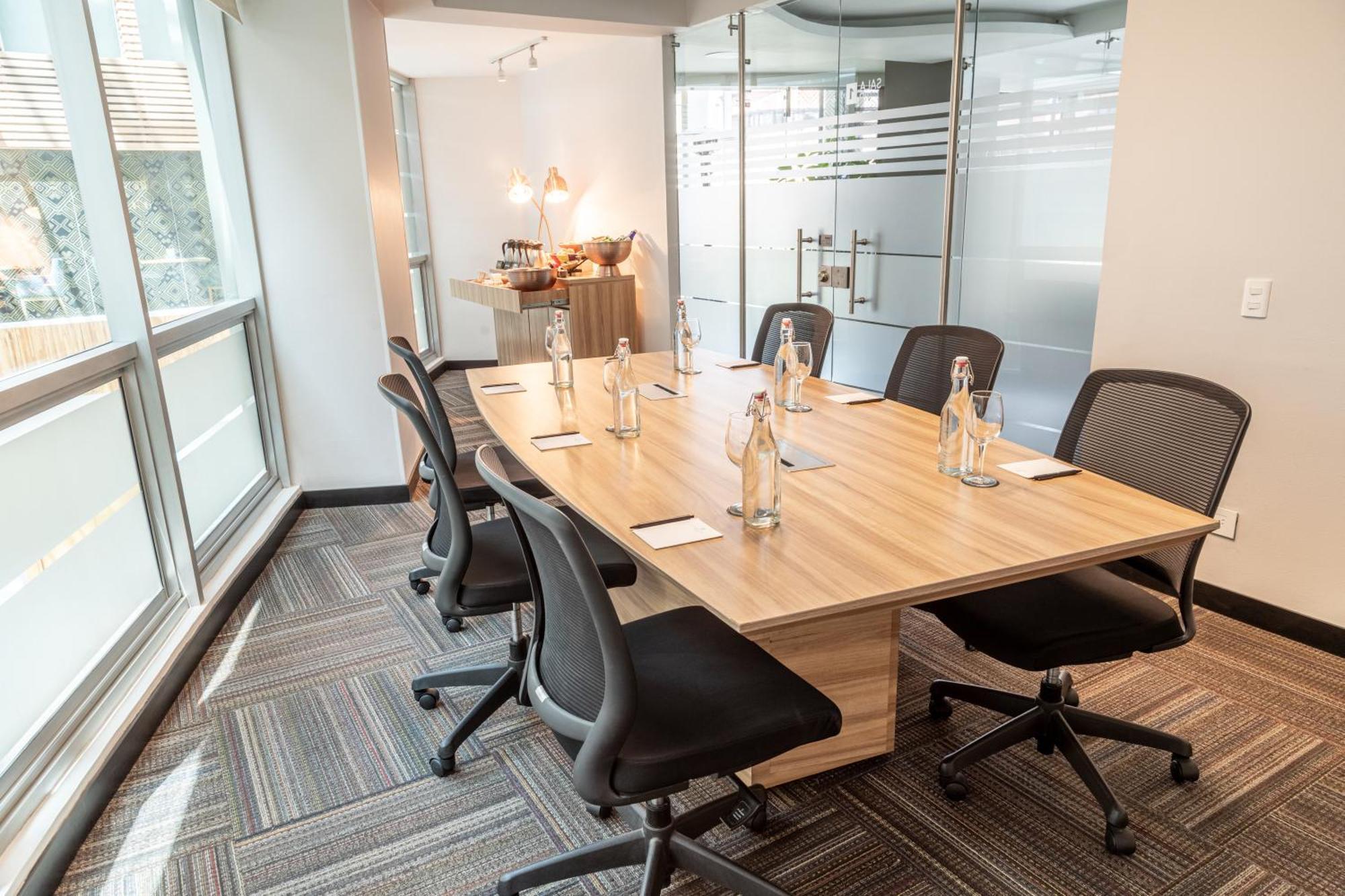 فندق سونستا هوتل بوجوتا بوغوتا المظهر الخارجي الصورة A meeting room at a co-working space in Bangalore, India