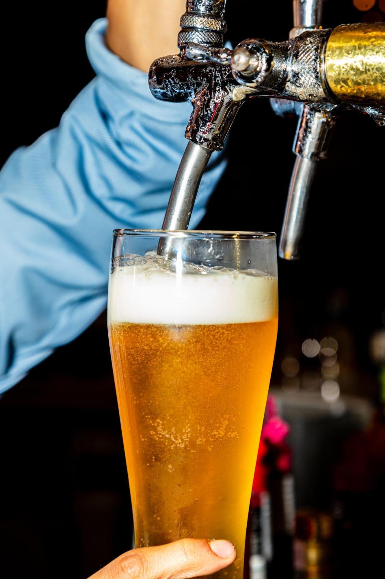 فندق سونستا هوتل بوجوتا بوغوتا المظهر الخارجي الصورة Beer being dispensed from a tap