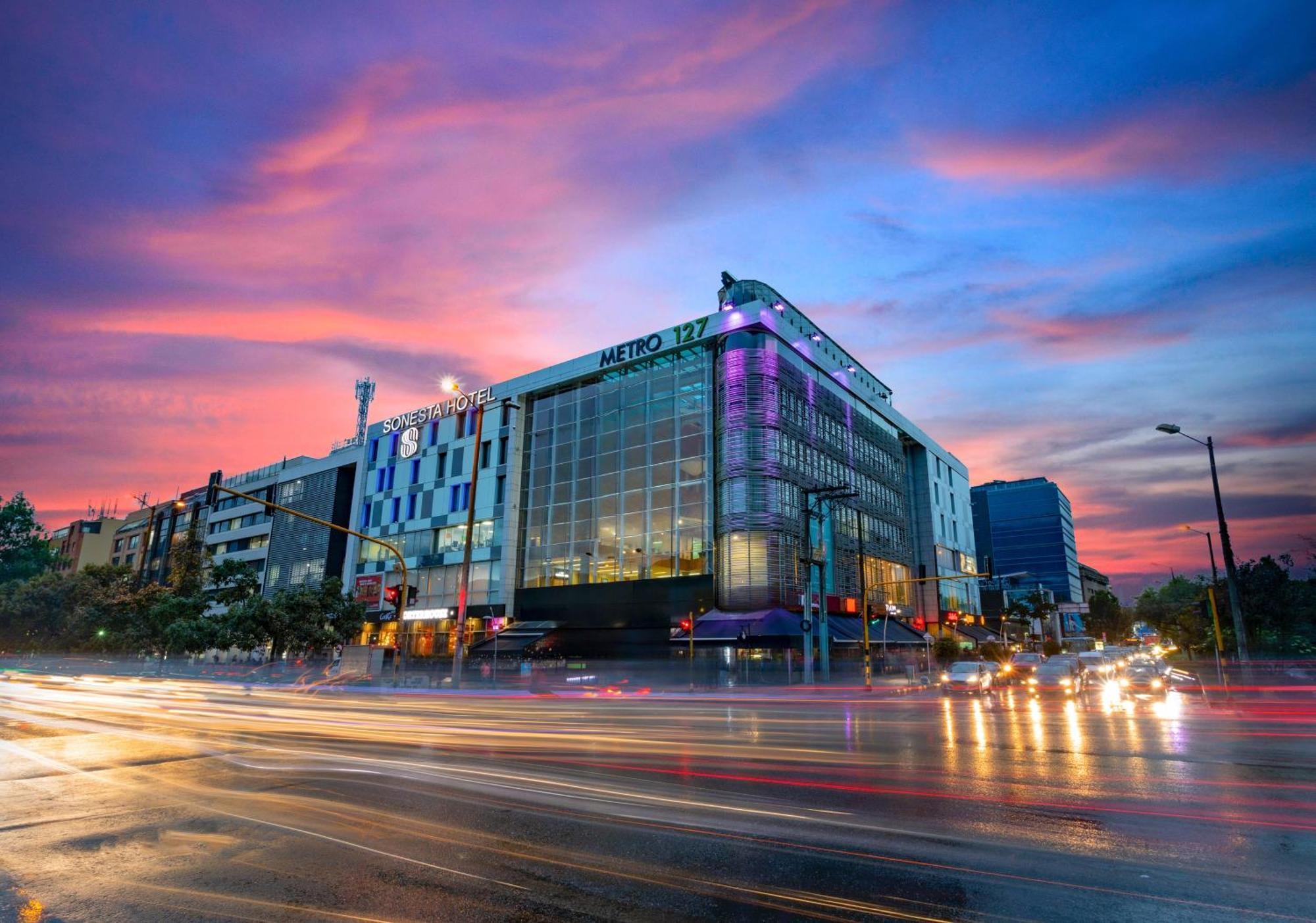 فندق سونستا هوتل بوجوتا بوغوتا المظهر الخارجي الصورة The shopping mall at night